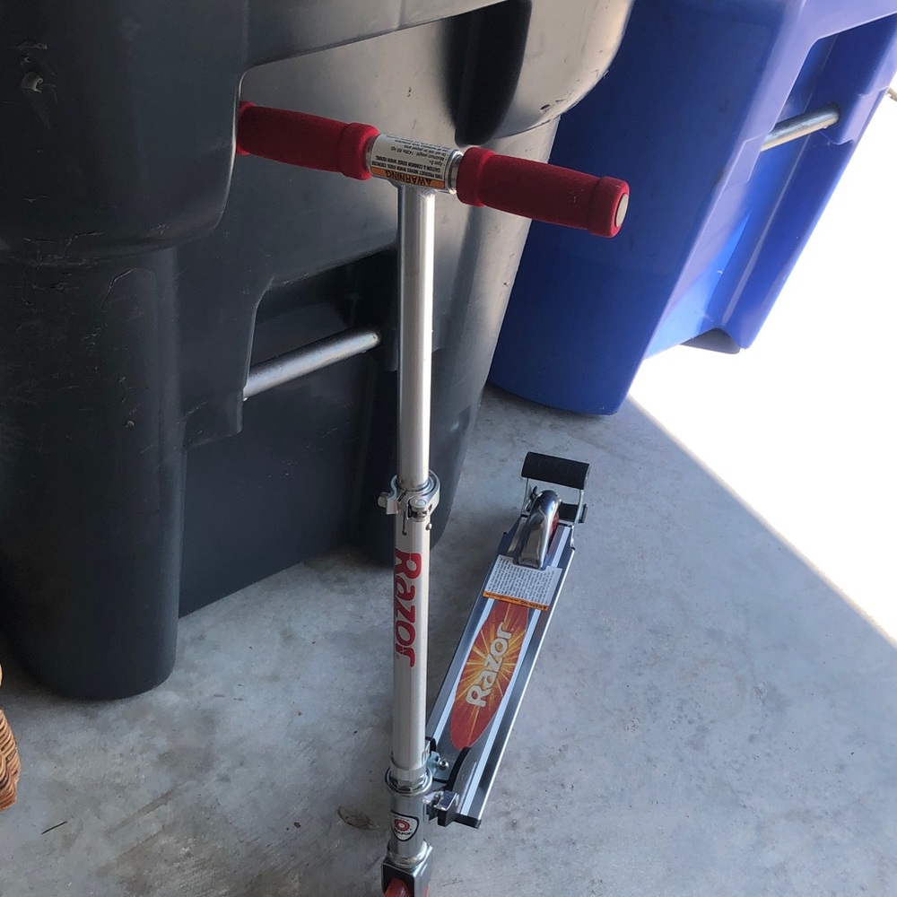 Razor Kids Scooter Ultra - Red and Silver with light up wheels - Picture 7 of 9